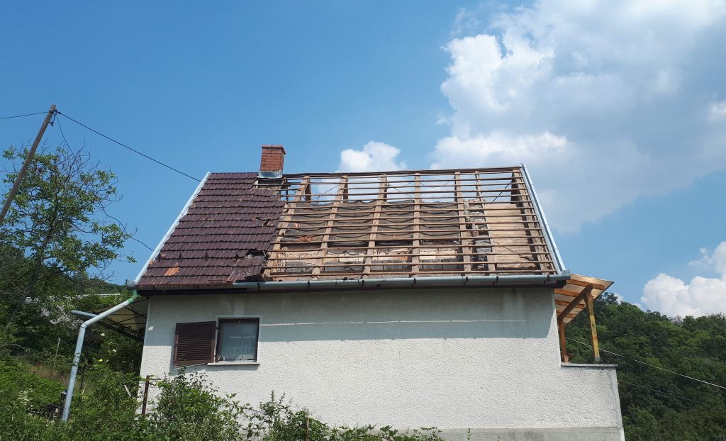 Götz Gábor, tető bontása Verőcén Götz Gábor, tető bontása Verőcén